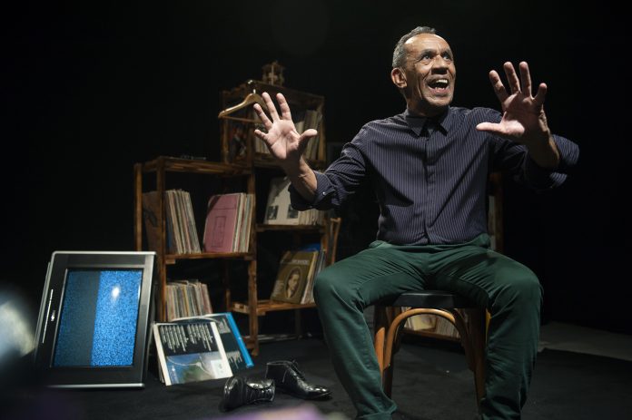 “Saiba o Seu Lugar” revela a dor do racismo Cena do monólogo "Saiba o Seu Lugar"