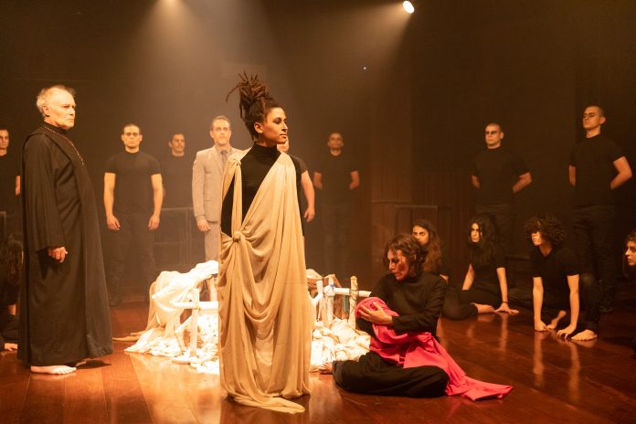 “Travessia Brasil” expõe o Brasil polarizado Cena da peça "Travessia Brasil", com a Cia Triptal