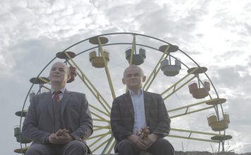 Estreia de Gero Camilo na direção de longa-metragem, “Aldeotas” é grande acerto Marat Descartes e Gero Camilo em cena de "Aldeotas". Frame. Reprodução