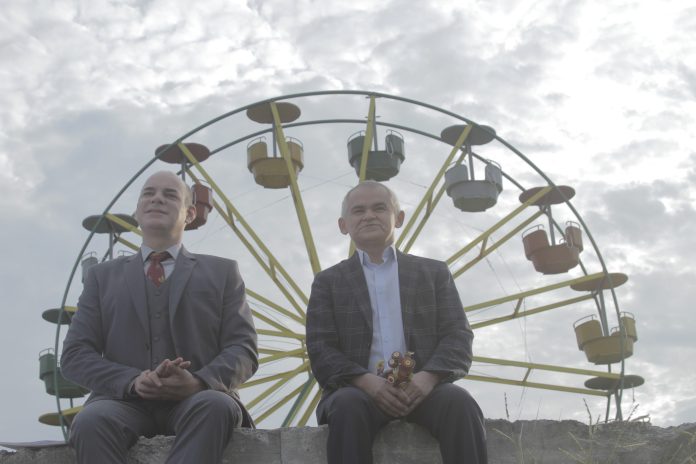 Estreia de Gero Camilo na direção de longa-metragem, “Aldeotas” é grande acerto Marat Descartes e Gero Camilo em cena de "Aldeotas". Frame. Reprodução