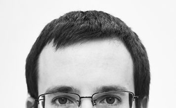 Um pouco de luz sobre a política brasileira O escritor Antonio Prata. Retrato: Renato Parada. Divulgação