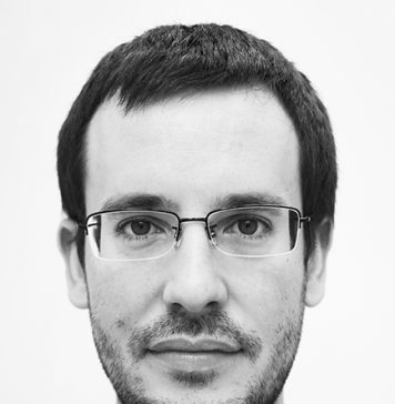 Um pouco de luz sobre a política brasileira O escritor Antonio Prata. Retrato: Renato Parada. Divulgação