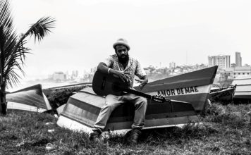 No caminho do Alto da Maravilha com a deusa música O cantor e compositor Russo Passapusso. Fotos: Filipe Cartaxo. Divulgação