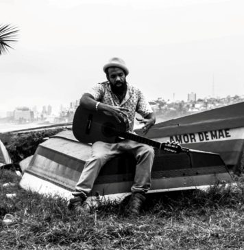 No caminho do Alto da Maravilha com a deusa música O cantor e compositor Russo Passapusso. Fotos: Filipe Cartaxo. Divulgação