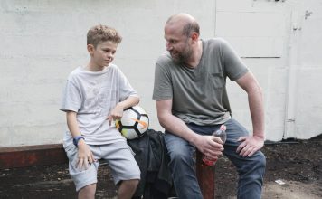 As ilusões do futebol Theo (Maleaume Paquin) e Laurent (François Damiens) em cena de "Meu filho é um craque". Frame. Reprodução