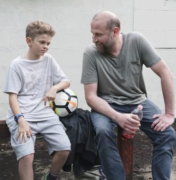 As ilusões do futebol Theo (Maleaume Paquin) e Laurent (François Damiens) em cena de "Meu filho é um craque". Frame. Reprodução