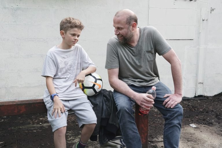 Theo (Maleaume Paquin) e Laurent (François Damiens) em cena de "Meu filho é um craque". Frame. Reprodução