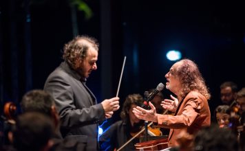 Alceu Valença em concerto – de novo Clássico e popular: o maestro Rodrigo Toffolo, regente da Orquestra Ouro Preto, e Alceu Valença. Foto: Íris Zanetti. Divulgação