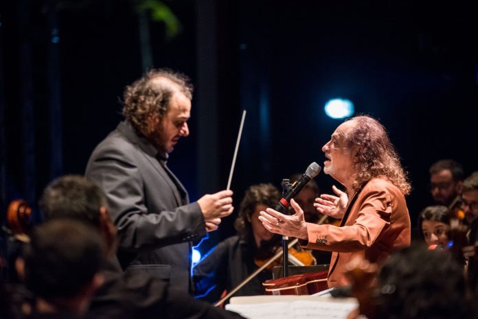 Alceu Valença em concerto – de novo Clássico e popular: o maestro Rodrigo Toffolo, regente da Orquestra Ouro Preto, e Alceu Valença. Foto: Íris Zanetti. Divulgação