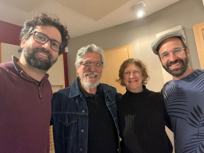 Os rumos de Ná Ozzetti e Zécarlos Ribeiro Da esquerda para a direita: Jonas Tatit, Zécarlos Ribeiro, Ná Ozzetti e Danilo Penteado. Foto: divulgação