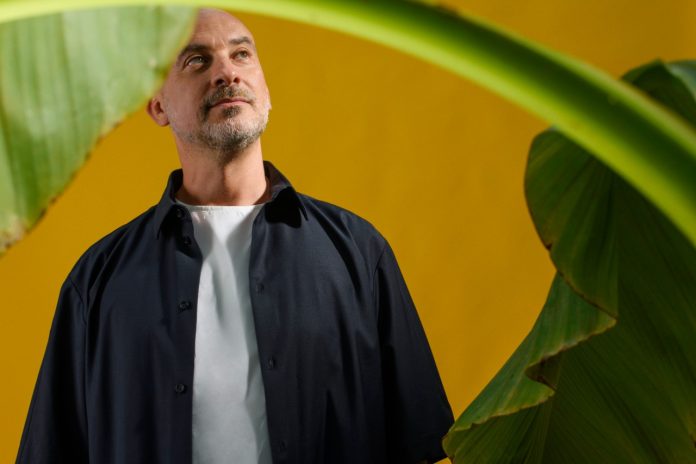 Terceiro single de “O paraíso”, novo disco de Lucas Santtana, é releitura dos Beatles O cantor e compositor Lucas Santtana. Foto: Jérome Witz. Divulgação