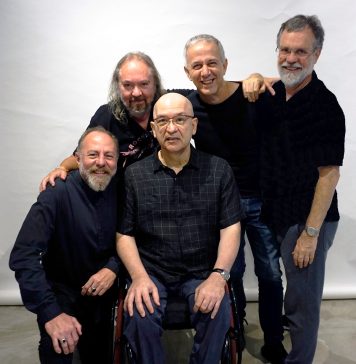 Disco ao vivo dOs Paralamas do Sucesso celebra 40 anos do RoNca RoNca Os Paralamas do Sucesso com o empresário da banda José Fortes e o radialista e fotógrafo Maurício Valladares. Acervo Maurício Valladares
