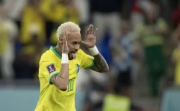Bolsonaro condecora Neymar com a Ordem de Rio Branco