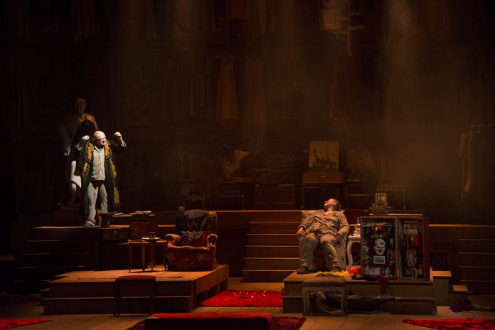 “Gabinete de Curiosidades” é Teatro com T maiúsculo Cena de "Gabinete de Curiosidades", com os atores gaúchos Arlete Cunha e Zé Adão Barbosa