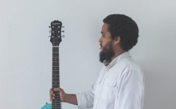 O nome dele é NINGUÉM O cantor, compositor, beatmaker, ritmista e guitarrista NINGUÉM. Foto: Arthur Martins. Divulgação