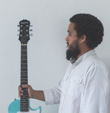 O nome dele é NINGUÉM O cantor, compositor, beatmaker, ritmista e guitarrista NINGUÉM. Foto: Arthur Martins. Divulgação