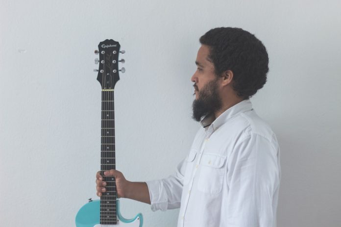 O nome dele é NINGUÉM O cantor, compositor, beatmaker, ritmista e guitarrista NINGUÉM. Foto: Arthur Martins. Divulgação