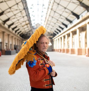 O carnaval de Alceu Valença “colorindo o mundo inteiro” Alceu Valença na "Estação da Luz". Retrato: Léo Aversa. Divulgação