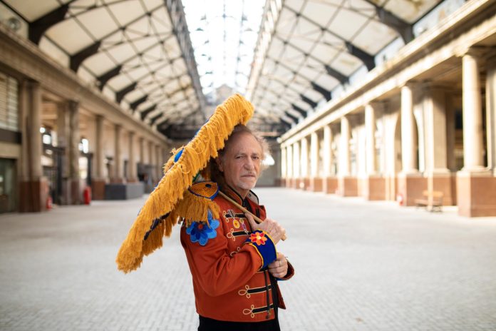 O carnaval de Alceu Valença “colorindo o mundo inteiro” Alceu Valença na "Estação da Luz". Retrato: Léo Aversa. Divulgação