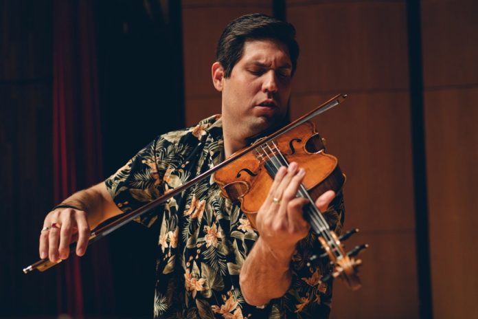 “Sempre haverá sol após uma tempestade” O violista Amaro Dubois. Retratos: Harris Beauchamp. Divulgação