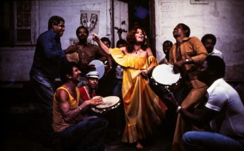 Beth Carvalho por inteiro Beth Carvalho em animada reunião na sede do Cacique de Ramos. Foto: Ivan Klingen. Reprodução