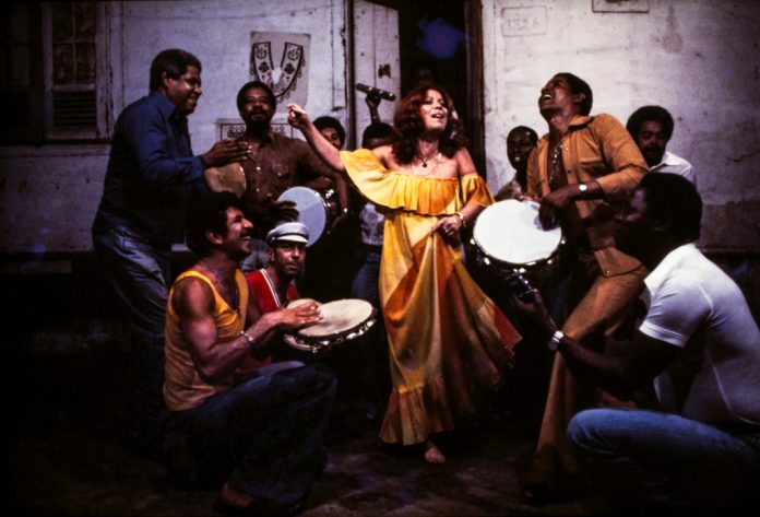 Beth Carvalho por inteiro Beth Carvalho em animada reunião na sede do Cacique de Ramos. Foto: Ivan Klingen. Reprodução