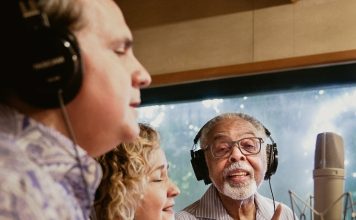 Dois pianos para um Gil espiritual Ricardo Bacelar, Delia Fischer e Gilberto Gil durante as gravações de "Andar com Gil". Foto: Nando Chagas. Divulgação