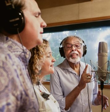 Dois pianos para um Gil espiritual Ricardo Bacelar, Delia Fischer e Gilberto Gil durante as gravações de "Andar com Gil". Foto: Nando Chagas. Divulgação