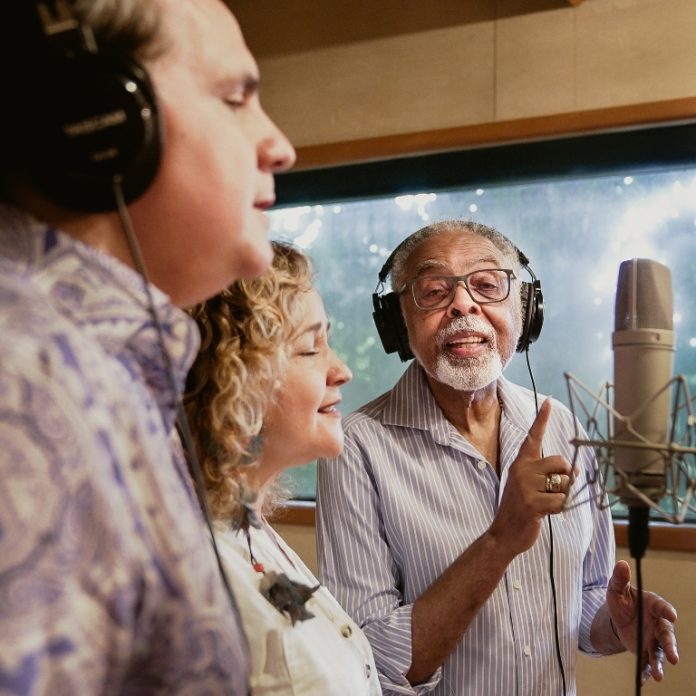 Dois pianos para um Gil espiritual Ricardo Bacelar, Delia Fischer e Gilberto Gil durante as gravações de "Andar com Gil". Foto: Nando Chagas. Divulgação