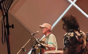 Manu Chao serve ‘Garçom’ de Reginaldo Rossi