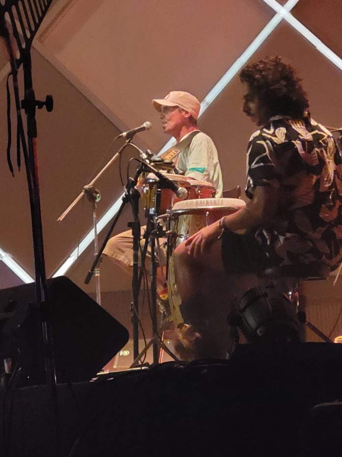 Manu Chao serve ‘Garçom’ de Reginaldo Rossi