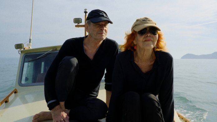 Alegria, amor e inteligência: o cinema de Helena Ignez Ney Matogrosso e Helena Ignez em cena de "A alegria é a prova dos nove". Still. Reprodução