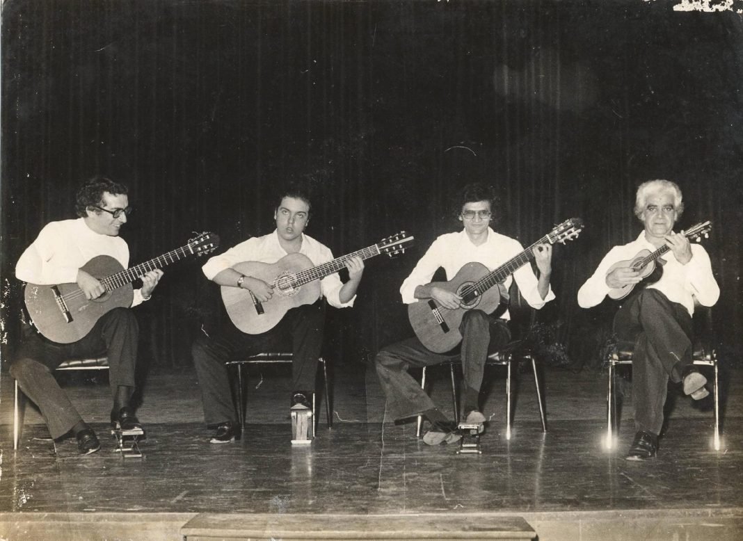 Da esquerda para a direita: Turíbio Santos (violão), Raphael Rabello (violão sete cordas), João Pedro Borges (violão) e Jonas (cavaquinho, do Conjunto Época de Ouro) em turnê pela América do Sul na década de 1980. Foto: Sandra Santos. Reprodução