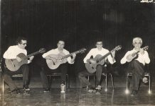Disco em que João Pedro Borges se debruça sobre repertório de Paulinho da Viola chega ao streaming Da esquerda para a direita: Turíbio Santos (violão), Raphael Rabello (violão sete cordas), João Pedro Borges (violão) e Jonas (cavaquinho, do Conjunto Época de Ouro) em turnê pela América do Sul na década de 1980. Foto: Sandra Santos. Reprodução