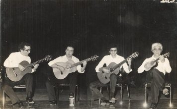 Disco em que João Pedro Borges se debruça sobre repertório de Paulinho da Viola chega ao streaming Da esquerda para a direita: Turíbio Santos (violão), Raphael Rabello (violão sete cordas), João Pedro Borges (violão) e Jonas (cavaquinho, do Conjunto Época de Ouro) em turnê pela América do Sul na década de 1980. Foto: Sandra Santos. Reprodução