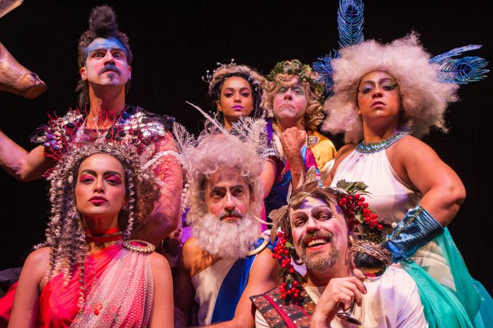 “A Divina Farsa” é pura diversão Elenco da peça "A Divina Farsa", com a Cia LaMínima