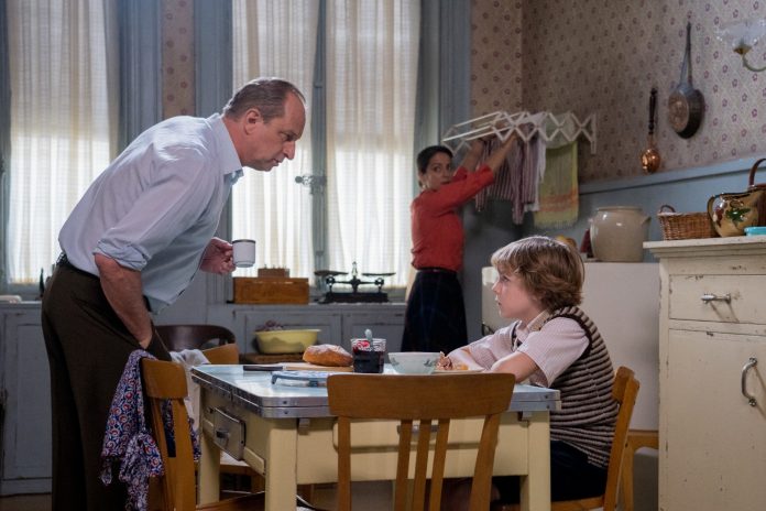 A mentira como método, algo familiar O núcleo familiar que protagoniza "As histórias de meu pai". Foto: Caroline Bottaro. Divulgação