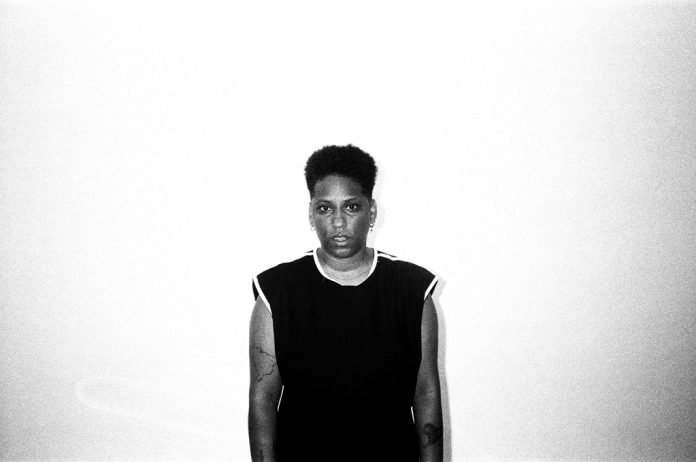 A retomada de Mahmundi A cantora e compositora Mahmundi durante a gravação do videoclipe de "Sem Necessidade". Fotos: Guiliherme Junqueira/ Divulgação