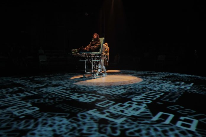 “Amadeo” e o direito à eutanásia Cena de "Amadeo", peça de Côme de Bellescize, em cartaz no Tucarena