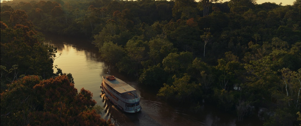 As paisagens exuberantes em torno do Rio Negro compõem um personagem à parte em "O Rio do Desejo". Frame. Reprodução