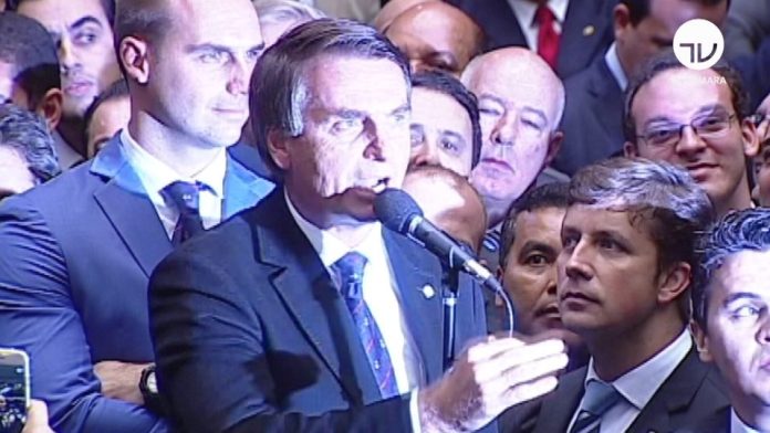Bolsonaro volta ao Brasil na estreia de “Memória Sufocada” "Memória Sufocada", que estreia nos cinemas, faz a ponte entre o passado da ditadura e o presente