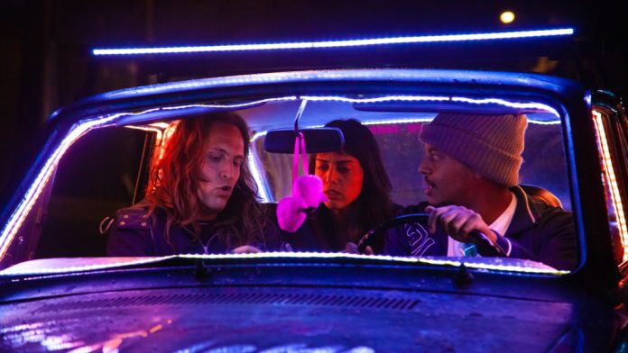 O amor vence em “Coração de Neon” Cena do filme "Coração de Neon", de Lucas Esteves Soares