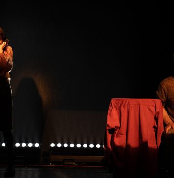 A finitude da vida em “Coro dos Amantes” Cena de "Coro dos Amantes", texto de Tiago Rodrigues, em cartaz no Sesc Pinheiros