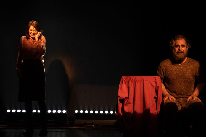 A finitude da vida em “Coro dos Amantes” Cena de "Coro dos Amantes", texto de Tiago Rodrigues, em cartaz no Sesc Pinheiros