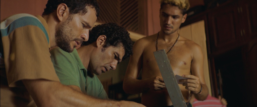 Daniel Oliveira, Rômulo Braga e Gabriel Leone em cena de "O Rio do Desejo". Frame. Reprodução