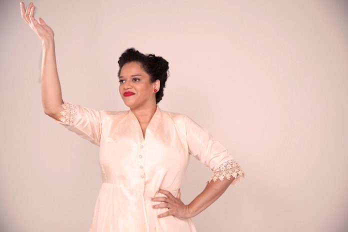 Rosana Maris visita Dolores Duran Rosana Maris encarna Dolores Duran em solo. Foto: Águeda Amaral/ Divulgação