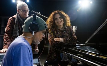 Tempo de contemplação e deleite O poeta Álvaro Faleiros, o pianista Yaniel Matos e a cantora e compositora Beth Amin no Estúdio Arsis durante as gravações de "Valsa no Tempo". Foto: Tarita de Souza/ Divulgação