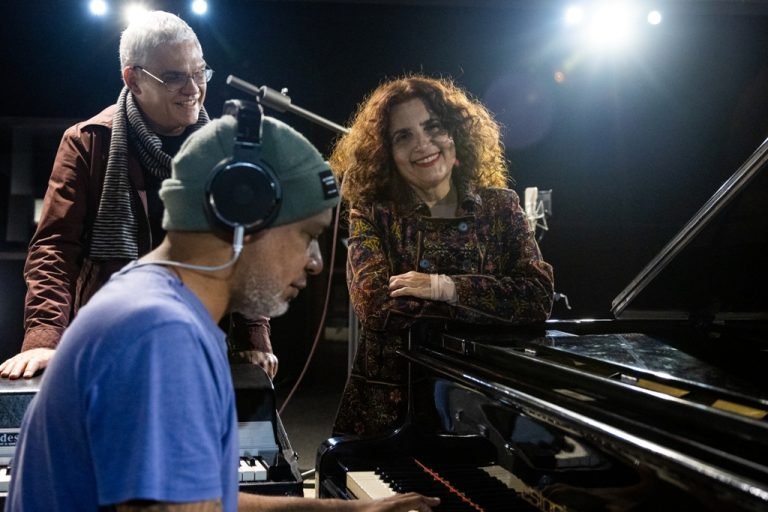 O poeta Álvaro Faleiros, o pianista Yaniel Matos e a cantora e compositora Beth Amin no Estúdio Arsis durante as gravações de "Valsa no Tempo". Foto: Tarita de Souza/ Divulgação