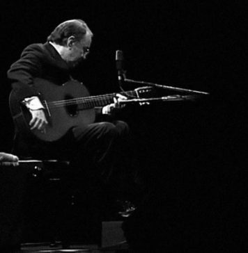 Show de João Gilberto é lançado em álbum físico e digital pelo Selo Sesc João Gilberto durante o show de 1998 no Sesc Vila Mariana, agora registrado em disco. Foto: Acervo Sesc Audiovisual. Divulgação