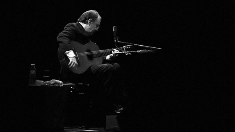 João Gilberto durante o show de 1998 no Sesc Vila Mariana, agora registrado em disco. Foto: Acervo Sesc Audiovisual. Divulgação